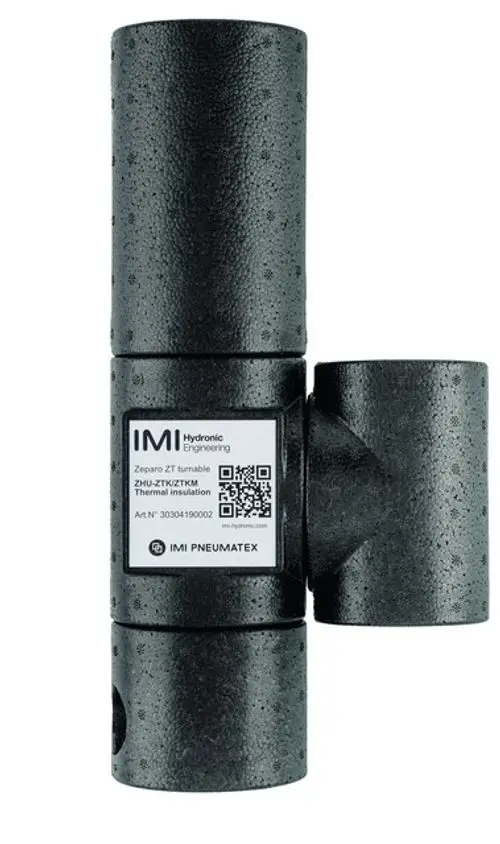 Wärmedämmung von IMI Hydronic Engineering in schwarz, geeignet für Heizsysteme, mit einem Etikett zur Identifikation und QR-Code auf einer glatten Oberfläche.